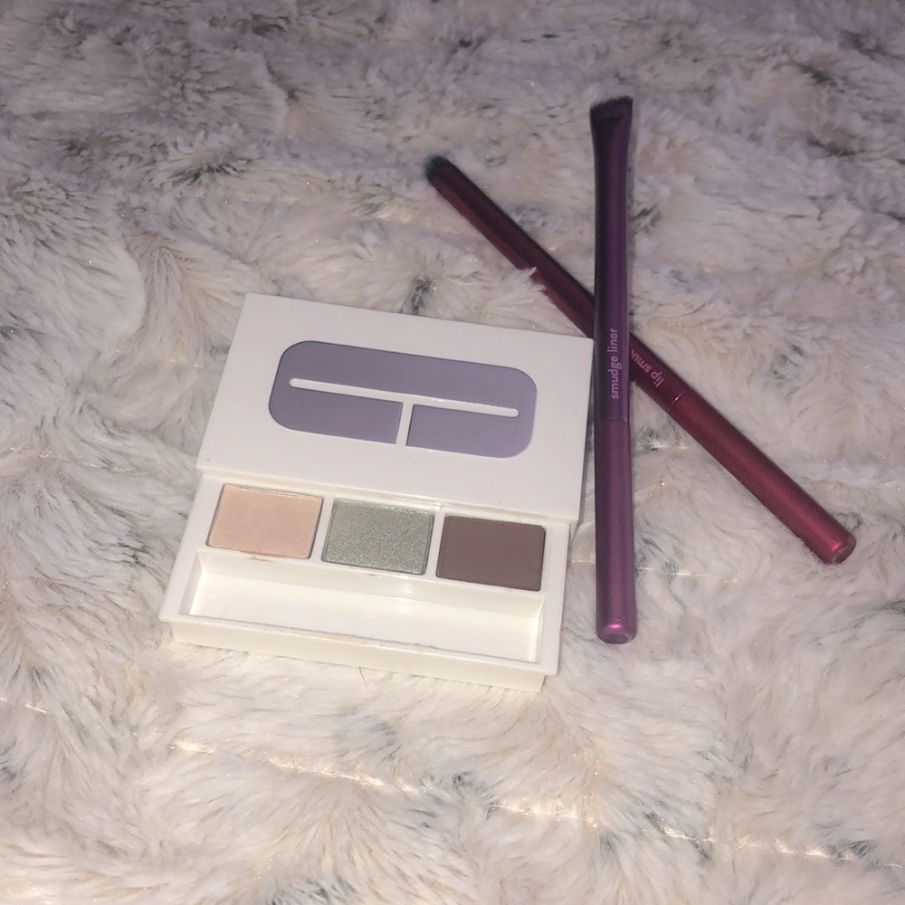 Clinique trio eye shadow palette.